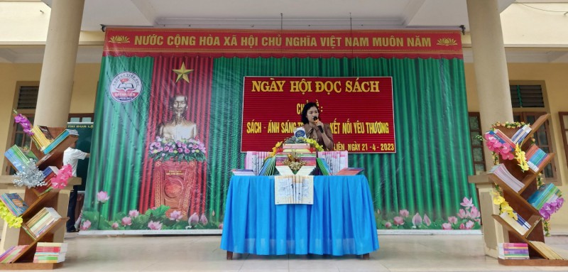 Cô Ngô Thị Hồng, Hiệu trưởng nhà trường phát biểu khai mạc Ngày hội đọc sách