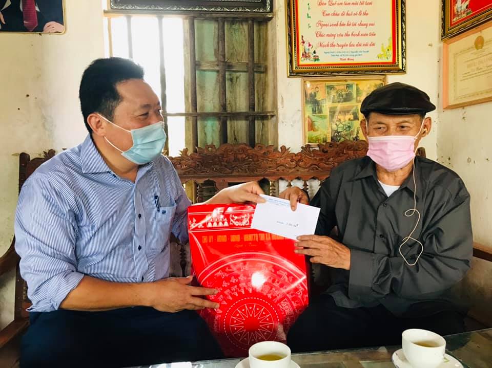 ảnh: Đ/c Nguyễn Bá Hào trao quà cho ông Vũ Xuân Nguyễn đối tượng thân nhân Liệt sỹ