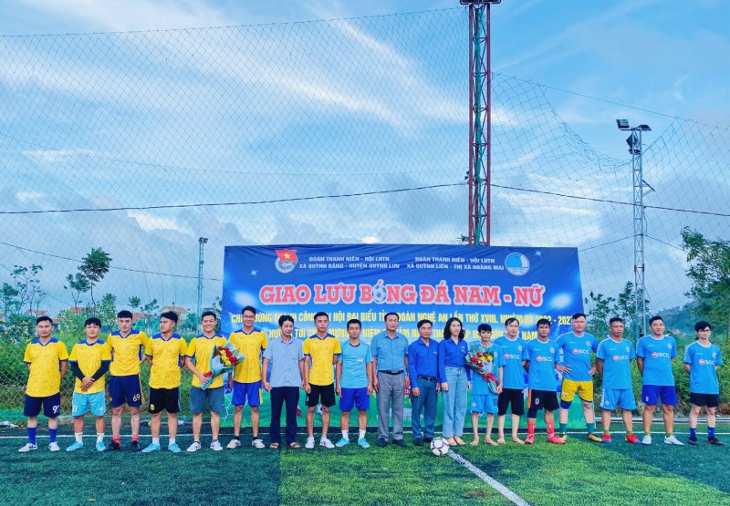Đại diện thị đoàn Hoàng Mai, huyện đoàn Quỳnh Lưu và lãnh đạo 2 xã tặng hoa cho đội bóng đá nam