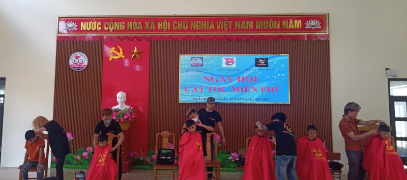 Đoàn xã: Cắt tóc từ thiện tại trường Tiểu học Quỳnh Liên