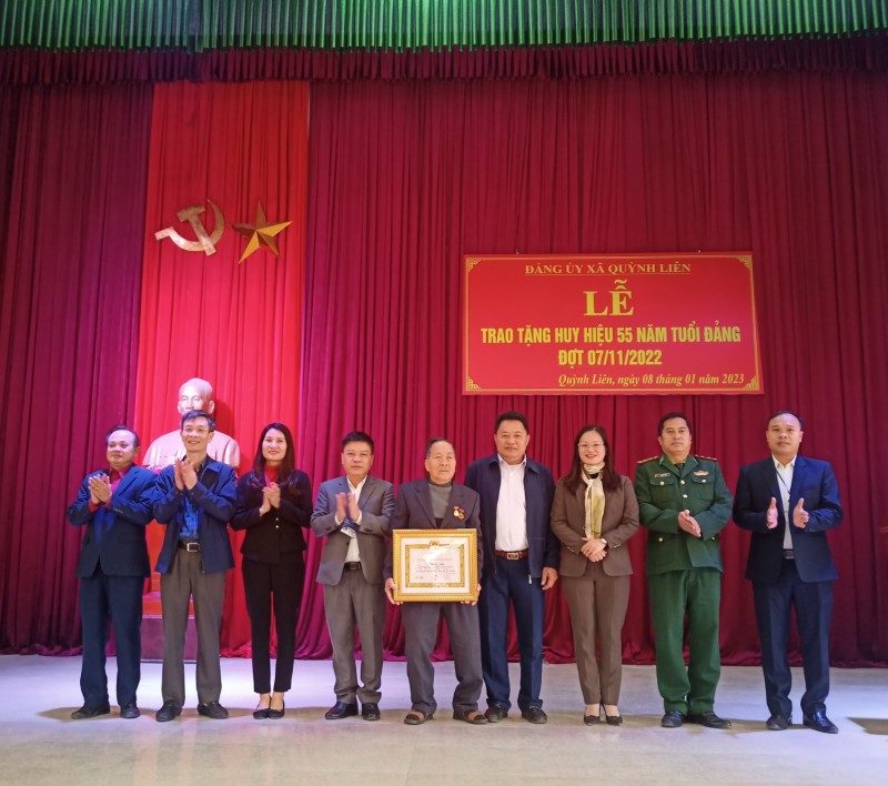 Đảng bộ xã Quỳnh Liên tổ chức Lễ trao tặng huy hiệu 55 tuổi Đảng và Hội nghị tổng kết công tác xây dựng Đảng năm 2022, triển khai nhiệm vụ năm 2023