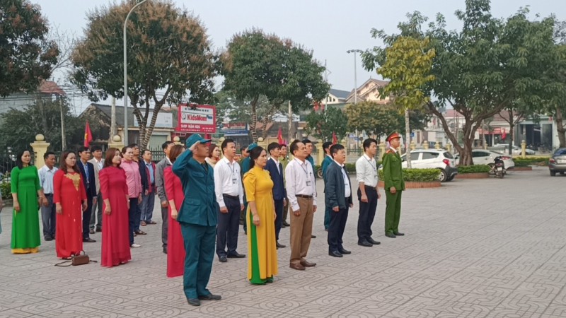 Quỳnh liên tổ chức Lễ chào cờ đầu tháng 3
