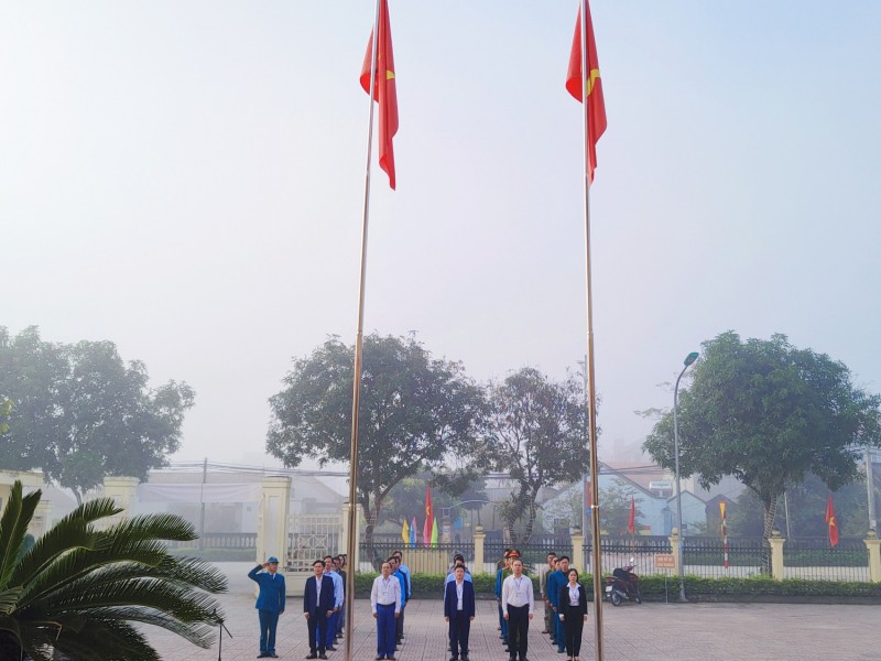 Lễ chào cờ được thực hiện trang nghiêm trước sân UBND xã