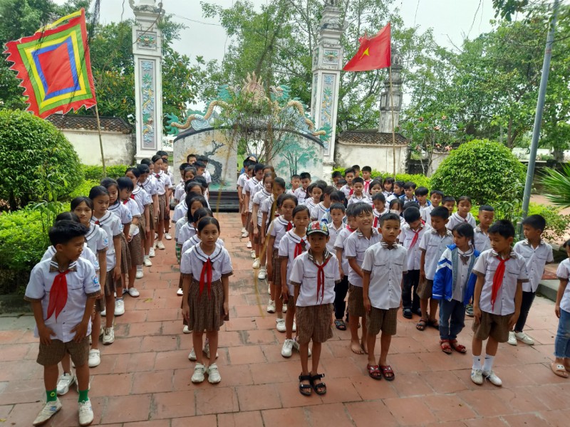 Trường Tiểu học Quỳnh Liên tham quan địa chỉ đỏ đền Xuân Úc