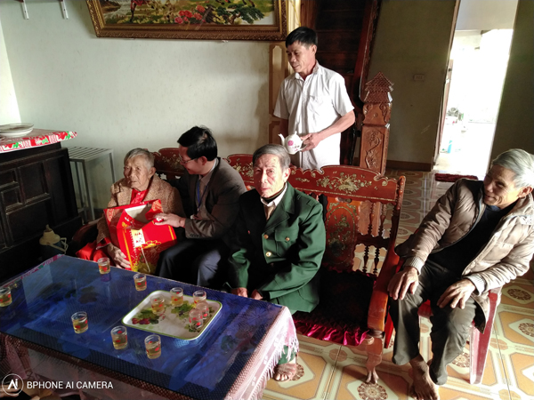 Thăm và tặng quà cho cụ Đậu Thị Viết , thôn 1, người cao tuổi tròn 100 tuổi