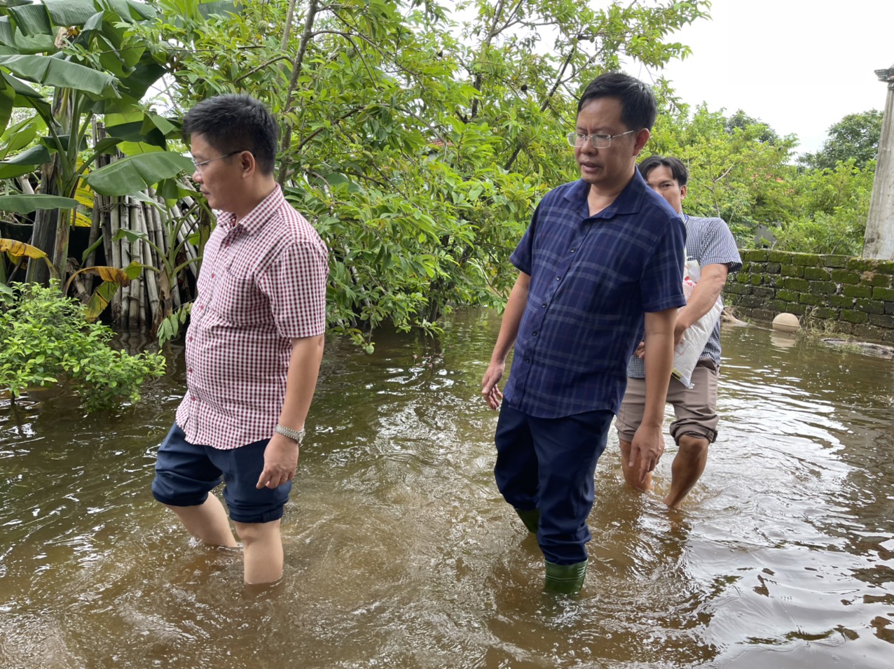 Lãnh đạo đến thăm hỏi từng gia đình bị thiệt hại ngập lụt nặng