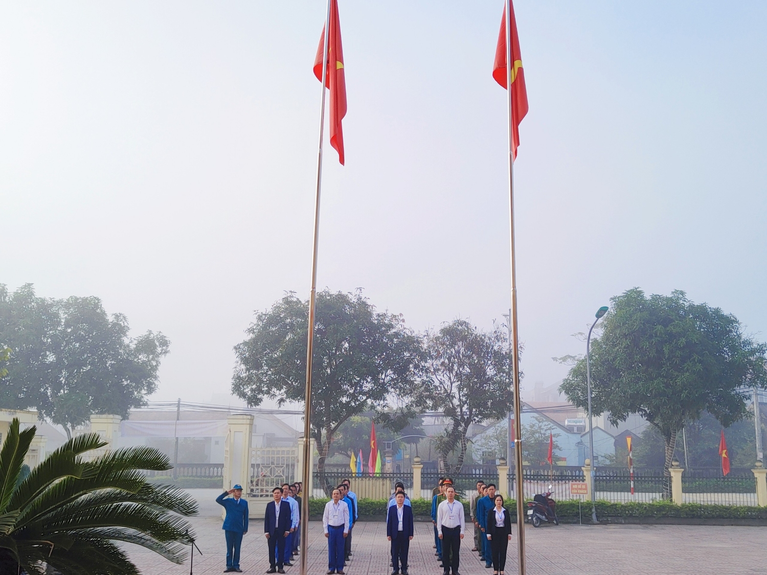 Lễ chào cờ được thực hiện trang nghiêm trước sân UBND xã