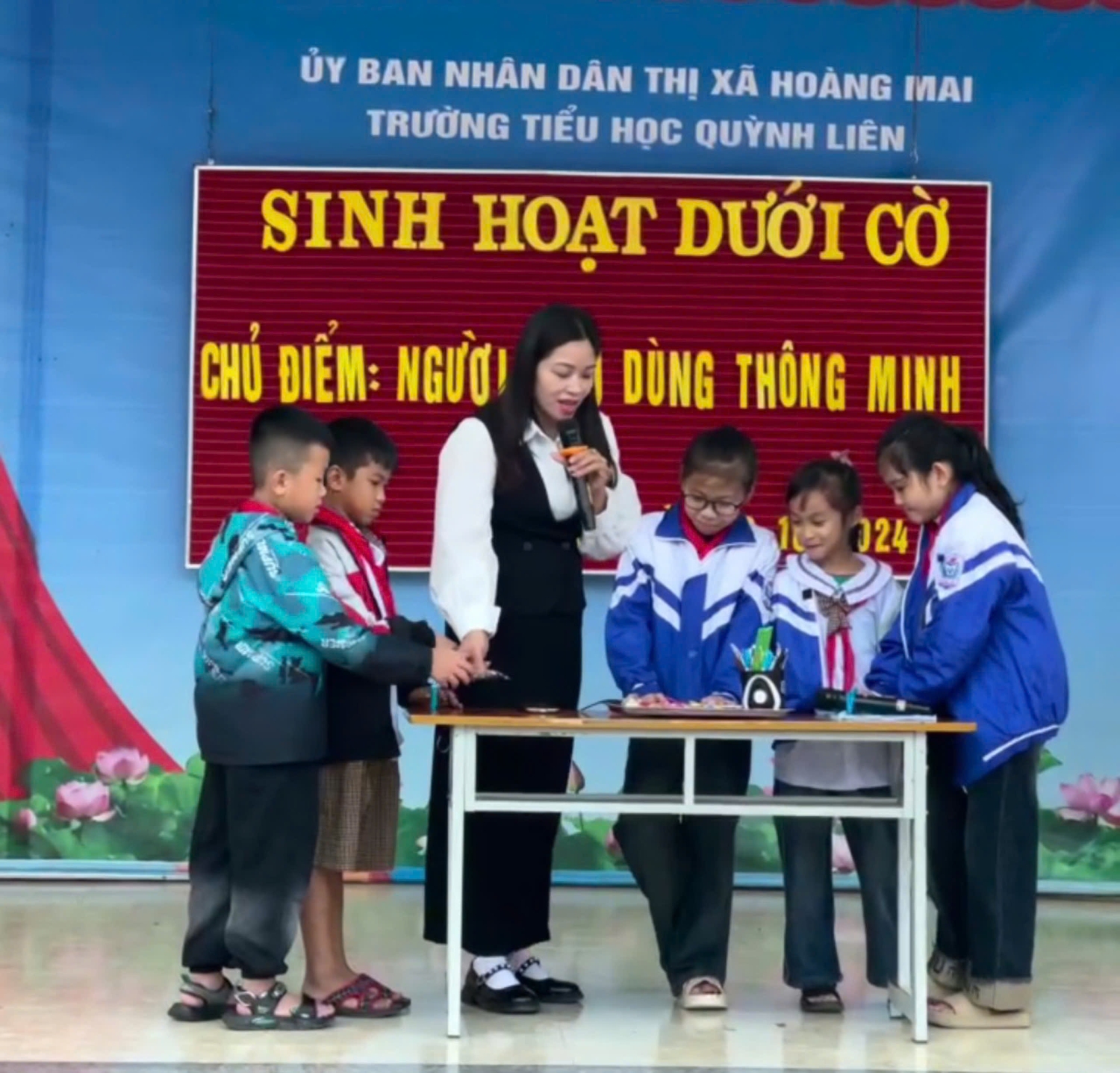 Sinh hoạt dưới cờ chủ điểm" Người tiêu dùng thông minh"